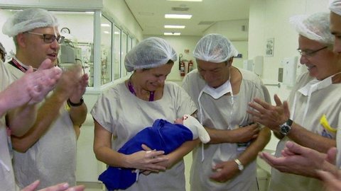 Caso do primeiro bebê nascido de transplante de útero com doadora falecida é publicado em revista