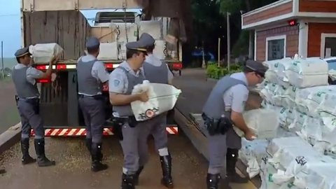 Polícia apreende maconha escondida entre carga de milho em caminhão