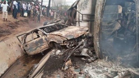 Caminhão de combustível explode e mata 25 pessoas na Nigéria