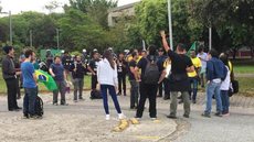 Um dia após eleição, USP tem atos a favor e contra Bolsonaro e 40 policiais acompanham protestos