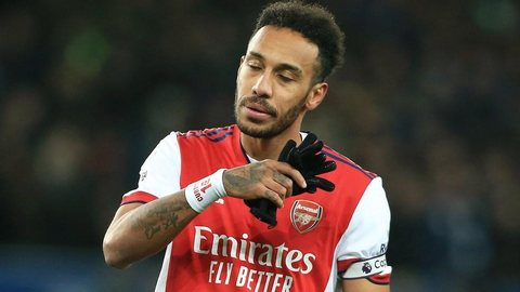 Aubameyang perde a faixa de capitão do Arsenal por problemas disciplinares e é afastado