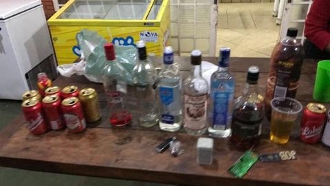 Menores são flagrados com bebidas alcoólicas e drogas em festa clandestina