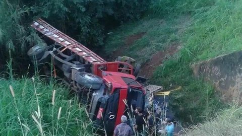 Caminhoneiro morre após veículo cair na ribanceira de rodovia de Itápolis