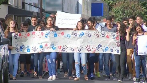 Manifestantes fazem passeata contra violência à mulher em Penápolis