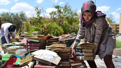 Historiador tenta reconstruir biblioteca da Universidade de Mossul após saída do Estado Islâmico.