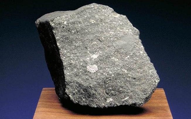 Grãos pré-solares achados em meteorito intrigam cientistas