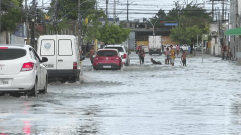 Fortes chuvas causam alagamentos e mortes no Grande Recife