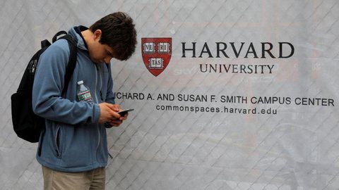 Harvard e MIT processam governo Trump por regra para estrangeiros