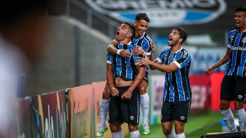 Diego Souza decide, e Grêmio abre vantagem sobre o São Paulo na semifinal