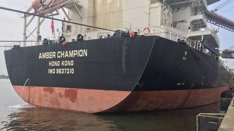 Navio de Hong Kong derrama 100 litros de óleo no Porto de Santos, SP