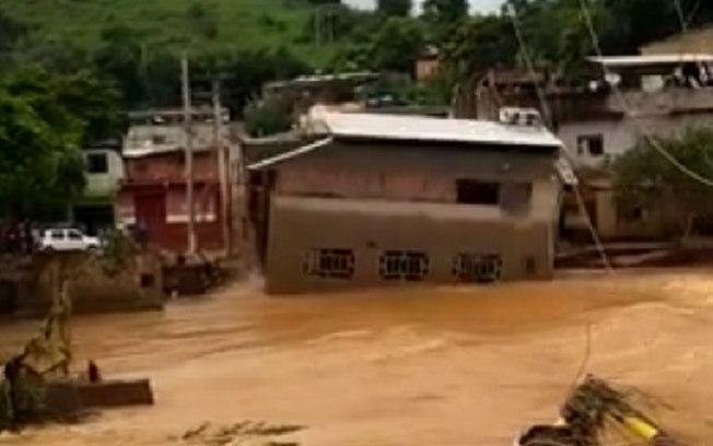Casa de dois andares cai durante chuvas em Minas Gerais; veja vídeo