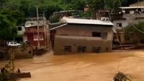 Casa de dois andares cai durante chuvas em Minas Gerais; veja vídeo