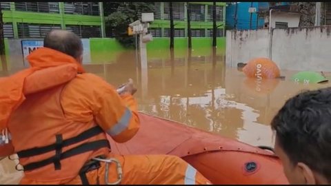 Equipes usam bote para resgate após rios transbordarem e alagarem região central de Franco da Rocha, na Grande SP
