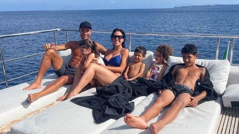 Cristiano Ronaldo confirma gravidez da esposa, que espera gêmeos