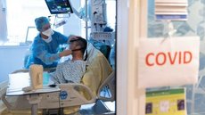 Francesa com certificado de vacinação falso morre de Covid no hospital e revolta médicos