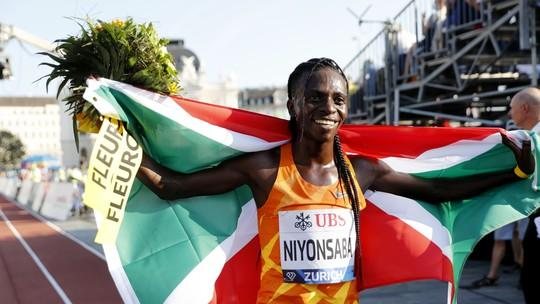 Niyonsaba é a 1ª atleta intersexual a quebrar um recorde mundial do atletismo