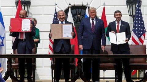 Emirados Árabes e Bahrein firmam acordos com Israel mediados pelos EUA