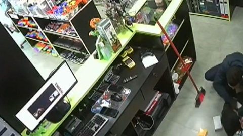 Homem armado amarra e amordaça vendedor para assaltar loja de eletrônicos em shopping de Mauá, na Grande SP