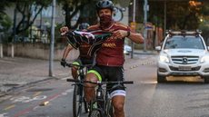 Fred chega ao Fluminense, após percorrer 600 km pedalando desde MG