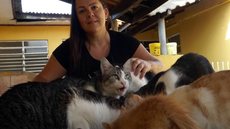 Mulher supera síndrome do pânico e depressão após adotar mais de 50 animais: ‘Eles me salvaram’