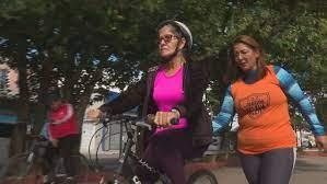 Projeto voluntário na Zona Leste de SP ensina mulheres adultas e idosas a pedalarem em bicicletas