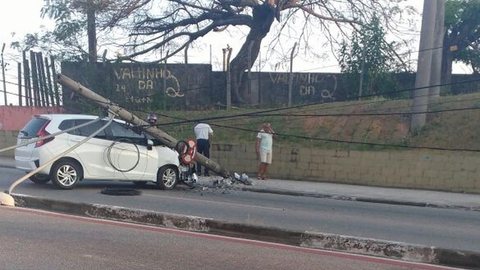 Carro bate em poste e interdita avenida Afonso Vergueiro em Sorocaba
