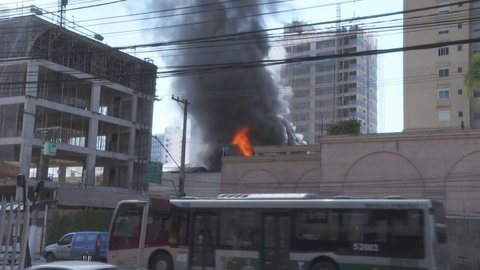 Bombeiros combatem incêndio que atinge lojas comerciais na Zona Sul de SP