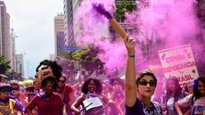Juristas veem evolução nas leis que garantem direitos das mulheres no Brasil, mas destacam dificuldades para serem aplicadas