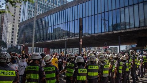 Ato pró-democracia têm confronto entre torcedores e policiais em Rio e São Paulo