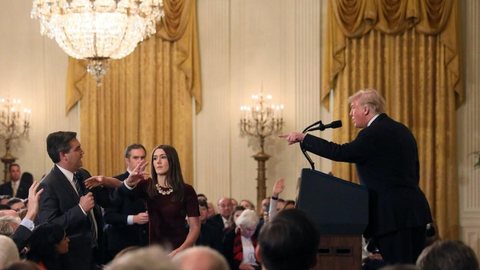 Juiz ordena que Casa Branca devolva credencial de jornalista da CNN