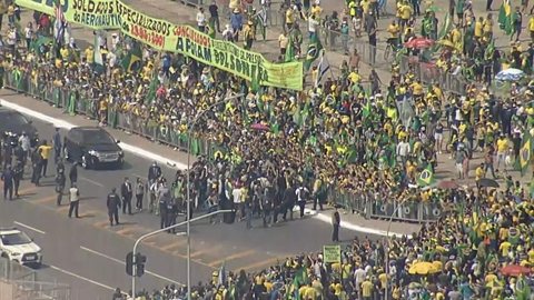 Bolsonaro rebate STF, sobrevoa ato de apoio e fica em meio a tumulto