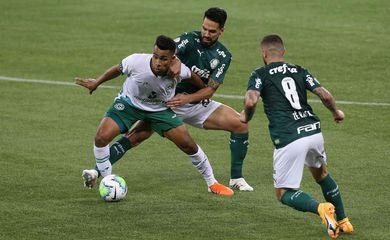 Mesmo sem 15 atletas com covid-19, Goiás ataca mais que Palmeiras