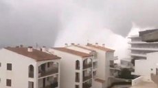 Fortes chuvas e ondas de 13 metros já mataram ao menos 10 pessoas na Espanha