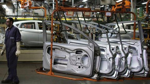 Produção industrial cai 2,4% de fevereiro para março