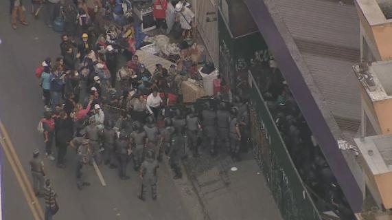 Polícia acompanha reintegração de posse de prédio na Rua Augusta, no Centro de SP