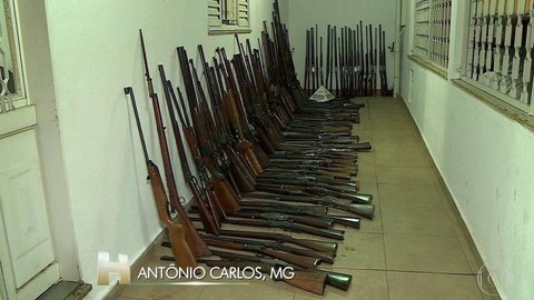 PM apreende mais de 260 armas de fogo em casa em Antônio Carlos, MG