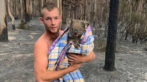 Herói sem capa! Jovem enfrenta incêndios na Austrália e já salvou nove coalas