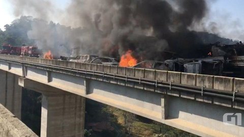 Acidente com 31 veículos provoca incêndio e morte na Carvalho Pinto em Jacareí