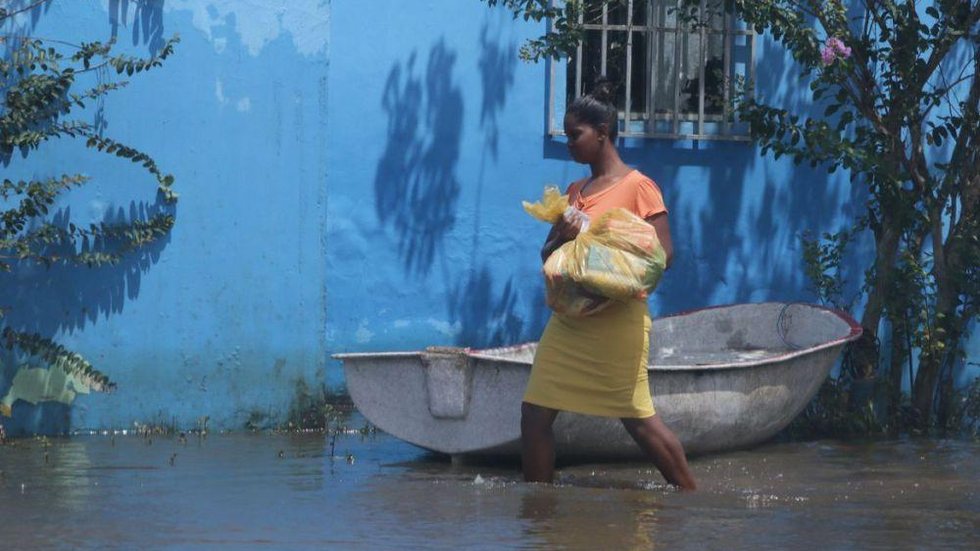 Enchente deixa moradores de bairro de Ilhéus sem casa