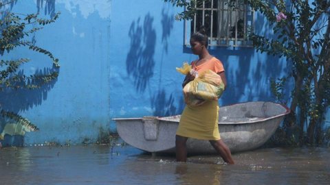 Enchente deixa moradores de bairro de Ilhéus sem casa