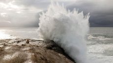Ressaca provoca ondas de até 4 metros, fecha ciclovia e atrai surfistas; FOTOS