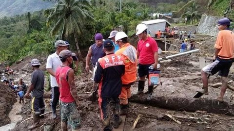 Deslizamento de terra após tufão ‘engole’ edifício nas Filipinas; 4 morrem e 30 estão soterrados