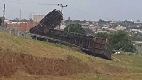 Caminhão carregado com bagaço de cana tomba em Catanduva