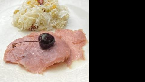 Salada de Repolho com Gergelim Tostado, Passas, Amêndoas e Lascas de Tender
