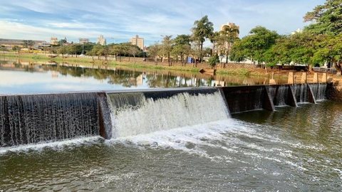 Represa municipal volta a verter água após chuva em cidade paulista que enfrenta racionamento