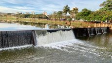 Represa municipal volta a verter água após chuva em cidade paulista que enfrenta racionamento