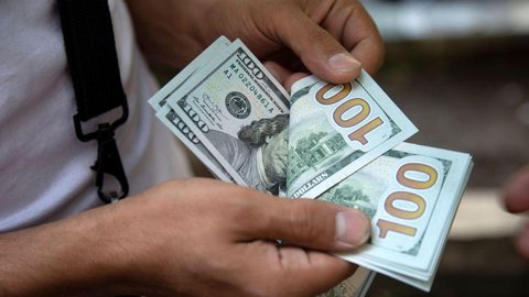Dólar atinge maior valor desde maio com impasse em programa social