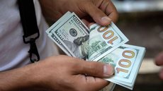 Dólar atinge maior valor desde maio com impasse em programa social