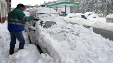 Nevascas fora de época provocam caos em estradas na França