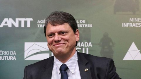 Santos: Tarcísio de Freitas assina contratos de terminais de celulose